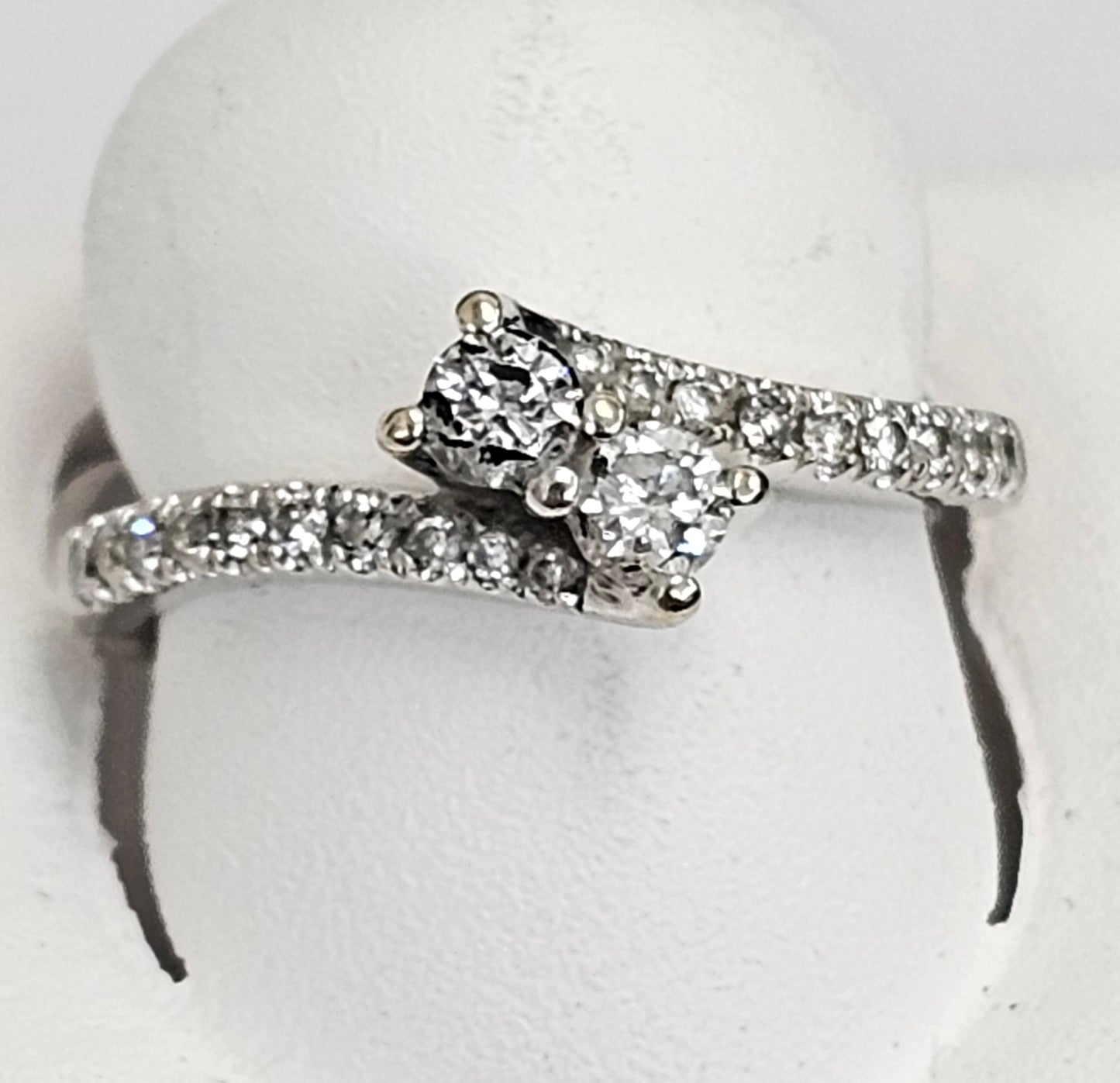 14kt Gold Curve Diamond Ring