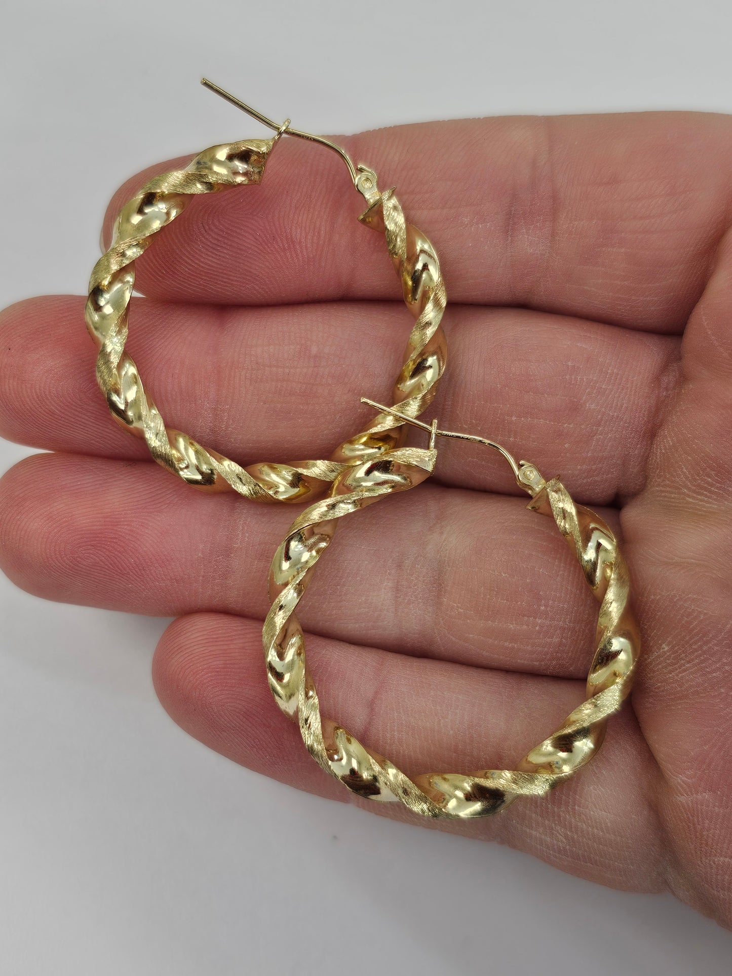 10kt Gold Twist Hoop Earrings