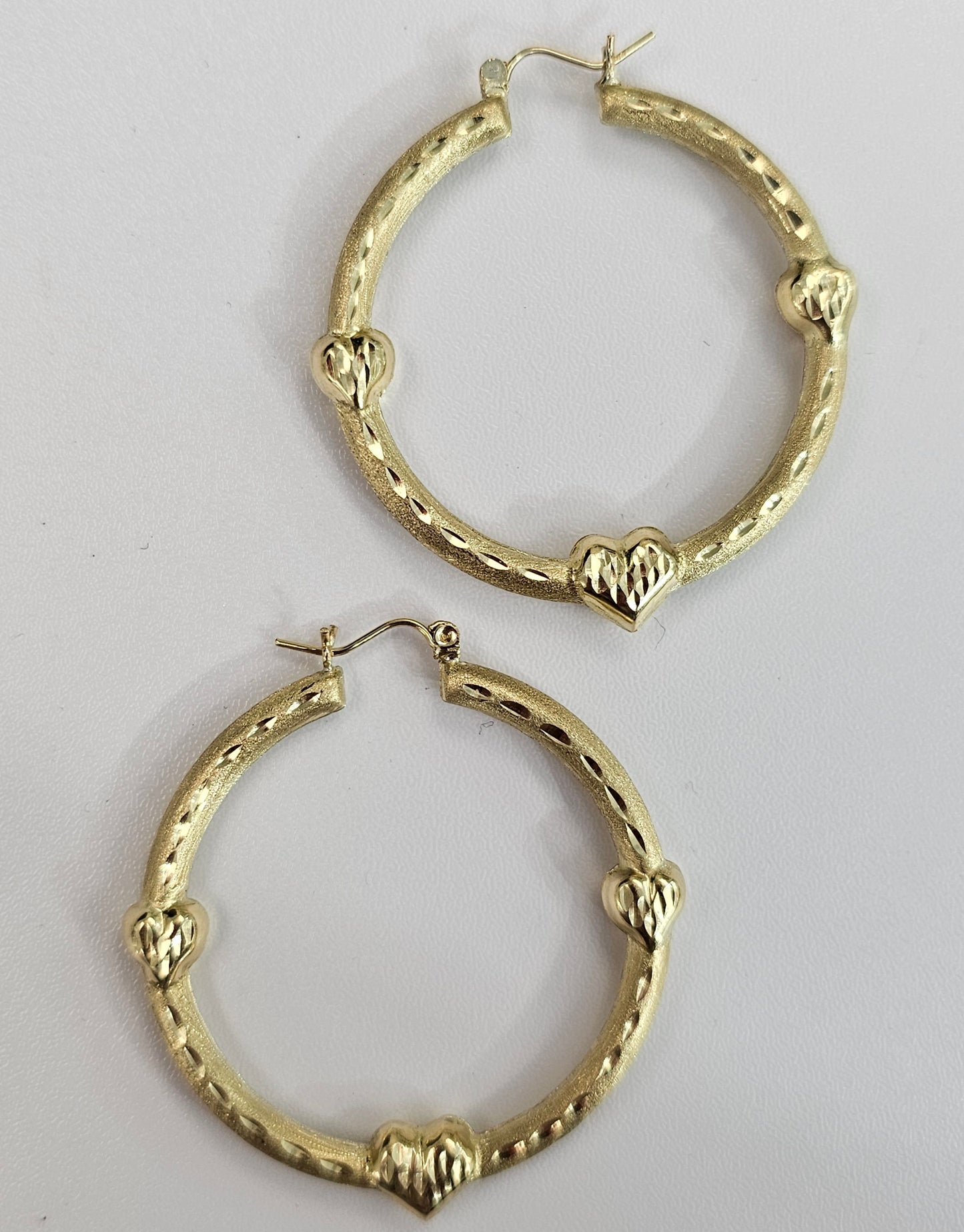 10kt Gold Heart Pattern Hoop Earrings