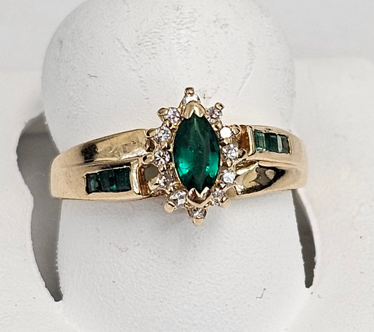 14kt Gold Elegant Emerald And Diamond Ring