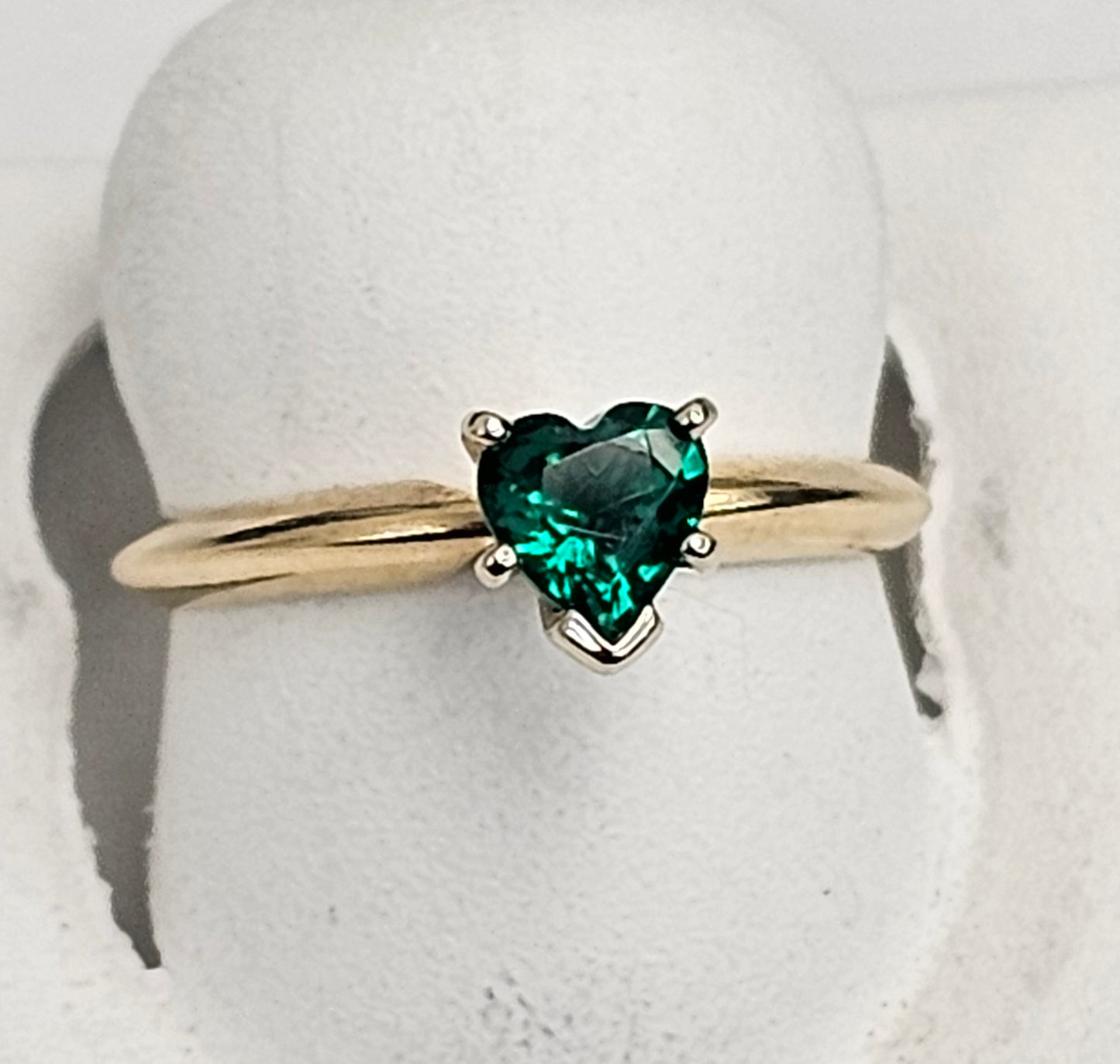 14kt Gold Green Gemstone Heart Ring